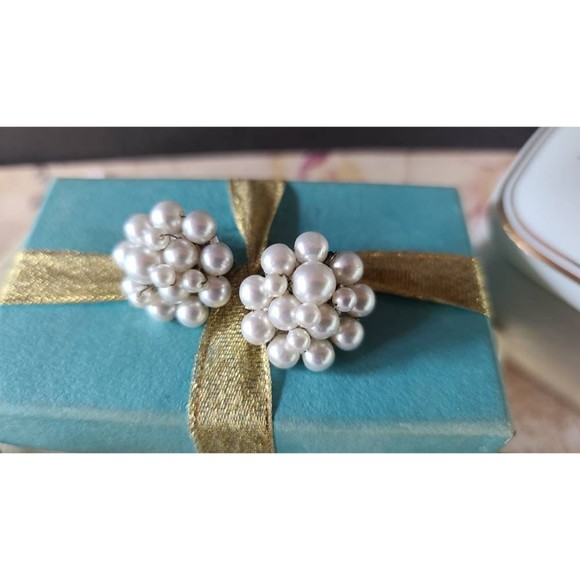 Japan Cluster Beaded Clip-on Earrings - Picture 4 of 10